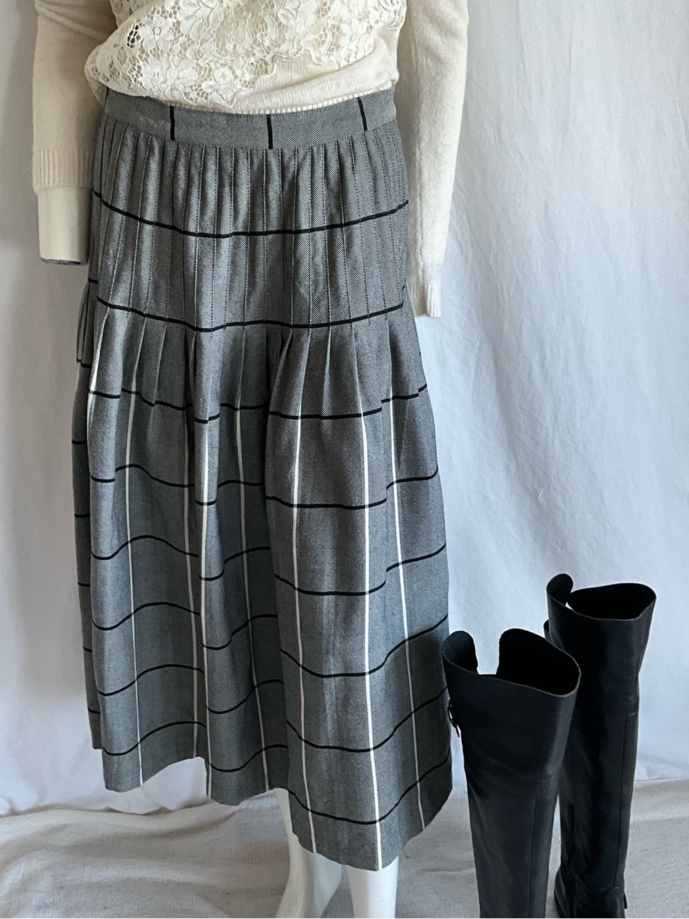 Vintage Sovereign Classics 100% Wool Plaid Midi Skirt Canada 30” Waist